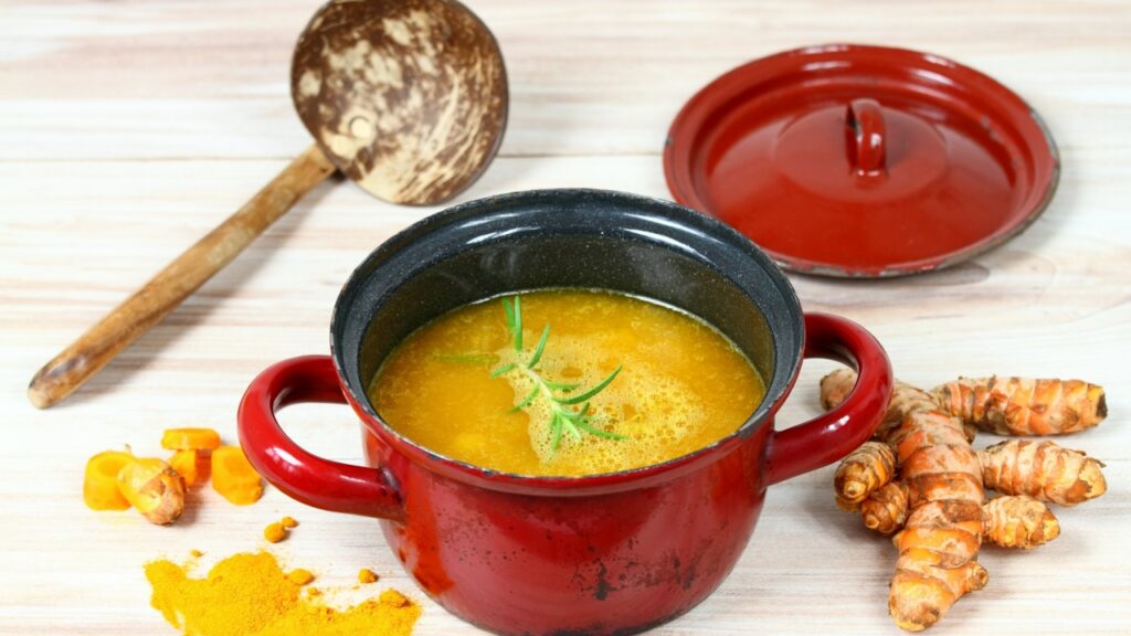 Ayurvedische Suppe Beitragsbild Bild von einer Suppe im Topf und Zutaten
