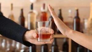 ETG-Wert senken. Frau die Alkohol zurückweist