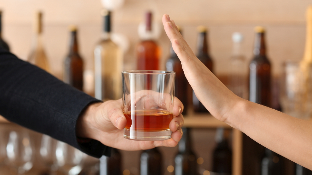ETG-Wert senken. Frau die Alkohol zurückweist
