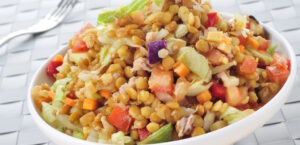 Weltbesten Linsensalat zubereiten - in Schüssel serviert mit Topping