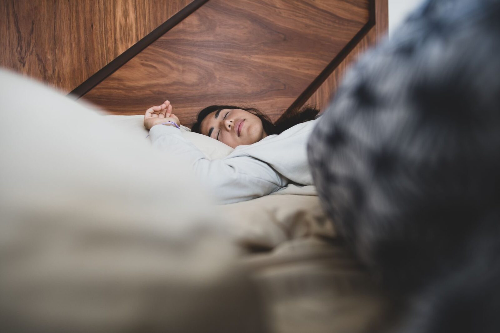Nackenschmerzen und Schlaf: So hilft die richtige Position